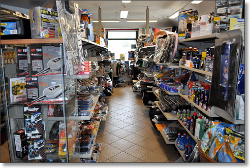 Parte dell’esposizione degli accessori per auto Parte dell’esposizione degli accessori per auto