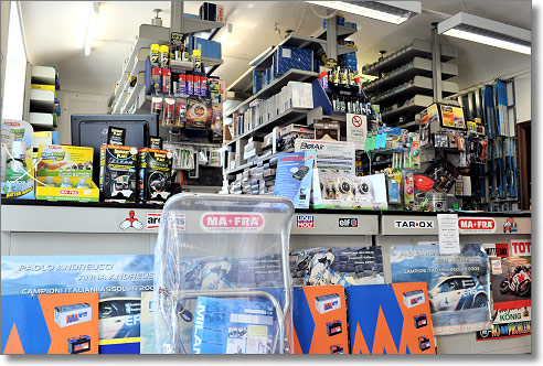 Parte dell’esposizione interna di Center Car ricambi ed accessori auto Parte dell’esposizione interna di Center Car ricambi ed accessori auto